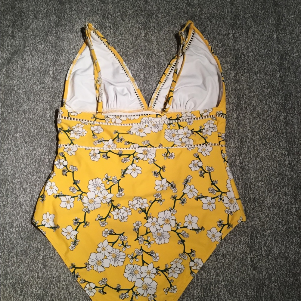 CUPSHE SWIMSUIT SIZE LARGE ONLY WORN ONCE. 🔥$35🛳 - Picture 3 of 6